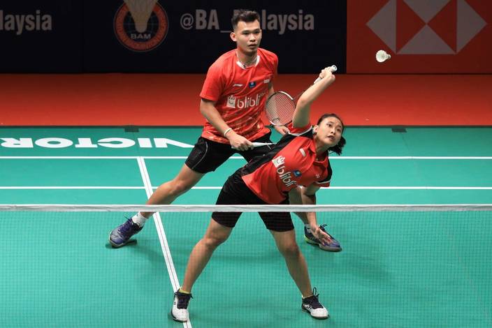 Rinov Rivaldy/Pitha haningtyas Mentari bersiap menyambar pengembalian tanggung.