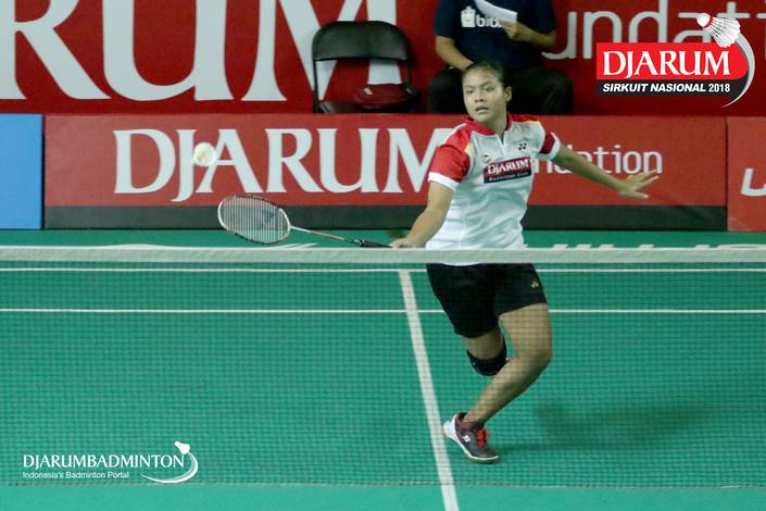 Komang Ayu Cahya Dewi (PB Djarum Kudus) berusaha menyambut pengembalian. Komang Ayu Cahya Dewi (PB Djarum Kudus) berusaha menyambut pengembalian.