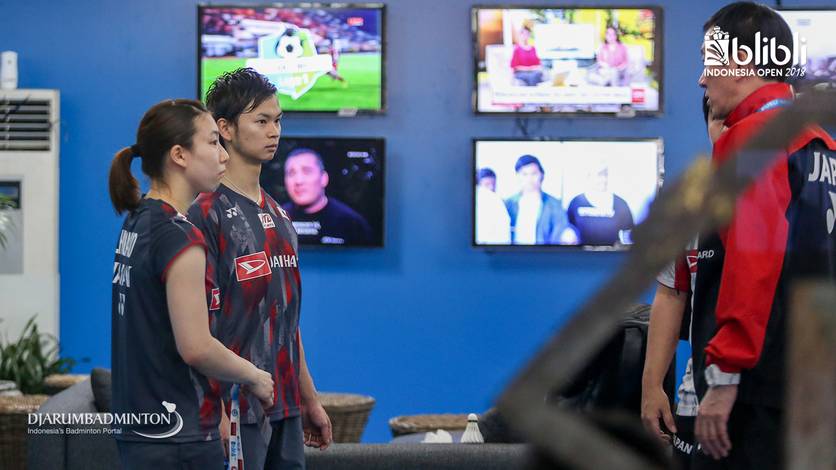 Yuta Watanabe/Arisa Higashino (Jepang) saat mendapatkan arahan dari pelatih. Yuta Watanabe/Arisa Higashino (Jepang) saat mendapatkan arahan dari pelatih.