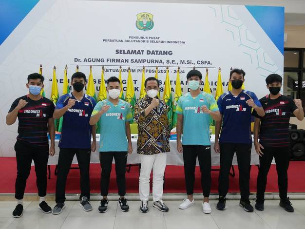 Ketum PP PBSI, Agung Firman Sampuran (tengah) bersama tiga ganda putra Indonesia. (Foto: PP PBSI) Ketum PP PBSI, Agung Firman Sampuran (tengah) bersama tiga ganda putra Indonesia. (Foto: PP PBSI)