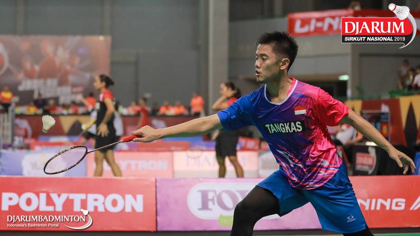 Vicky Angga Saputra (PB Tangkas) mengembalikan shuttlecock. Vicky Angga Saputra (PB Tangkas) mengembalikan shuttlecock.