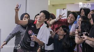Sapsiree Taerattanachai (Thailand) saat berswafoto bersama penggemarnya di Istora Senayan, Jakarta.