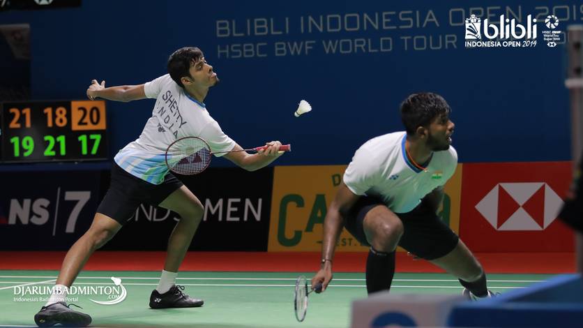 Chirag Shetty (kiri) menyambut pengembalian. Chirag Shetty (kiri) menyambut pengembalian.