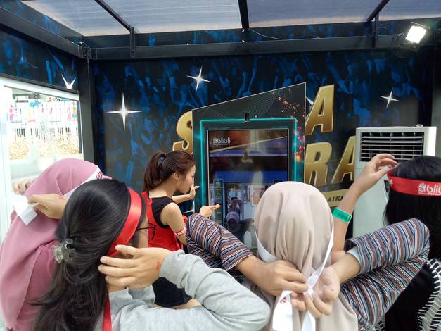 Suasana antrean foto booth.
