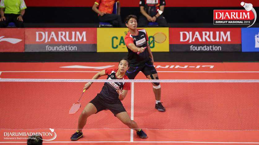 Hendra Gustiawan/Ayu Gary Luna Maharani (PB Djarum Kudus) menghadang pengembalian. Hendra Gustiawan/Ayu Gary Luna Maharani (PB Djarum Kudus) menghadang pengembalian.