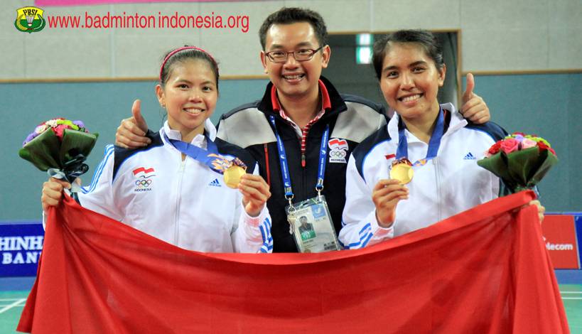 Greysia Polii/Nitya Krishinda Mengapit Pelatihnya Eng Hian Pada Saat Menjuarai Asian Games 2014 di Korea. (foto: PBSI)