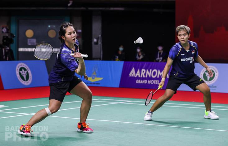 Ganda putri Indonesia, Ribka Sugiarto/Siti Fadia Silva Ramadhanti bersiap menghadang serangan. (Copyright: Badmintonphoto | Courtesy of BWF) Ganda putri Indonesia, Ribka Sugiarto/Siti Fadia Silva Ramadhanti bersiap menghadang serangan. (Copyright: Badmintonphoto | Courtesy of BWF)