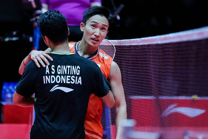 Tunggal Putra Jepang, Kento Momota (kanan) usai bertanding dengan Anthony Sinisuka Ginting (Indonesia) di partai final BWF World Tour Finals 2019. Tunggal Putra Jepang, Kento Momota (kanan) usai bertanding dengan Anthony Sinisuka Ginting (Indonesia) di partai final BWF World Tour Finals 2019.