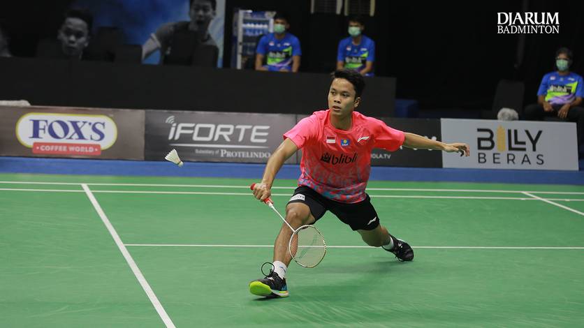 Anthony Sinisuka Ginting (Indonesia) bersiap menyambut pengembalian. Anthony Sinisuka Ginting (Indonesia) bersiap menyambut pengembalian.