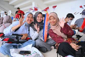 Tiga penonton berpose untuk foto saat mengantri masuk Istora GBK (Djarum Badminton) Tiga penonton berpose untuk foto saat mengantri masuk Istora GBK (Djarum Badminton)