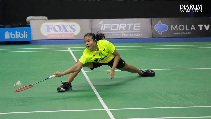Komang Ayu Cahya Dewi mengembalikan shuttlecock. Komang Ayu Cahya Dewi mengembalikan shuttlecock.
