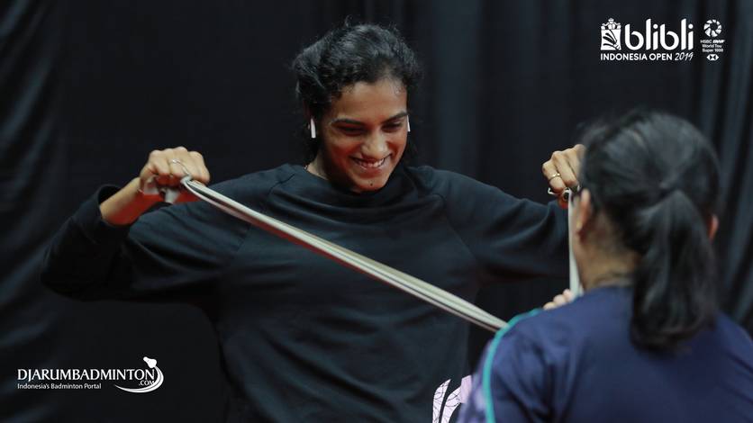 Pusarla V. Sindhu (India) saat melakukan pemanasan. Pusarla V. Sindhu (India) saat melakukan pemanasan.