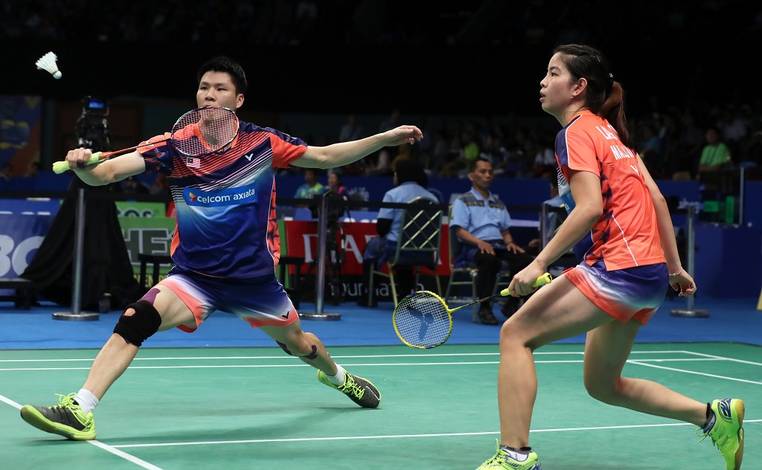 Ganda campuran Malaysia, Goh Soon Huat/Shevon Jemie Lai menyambut pengembalian. (Foto: BWF Badminton) Ganda campuran Malaysia, Goh Soon Huat/Shevon Jemie Lai menyambut pengembalian. (Foto: BWF Badminton)