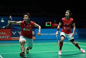 Greysia Polii/Apriyani Rahayu (Indonesia) mengembalikan shuttlecock.