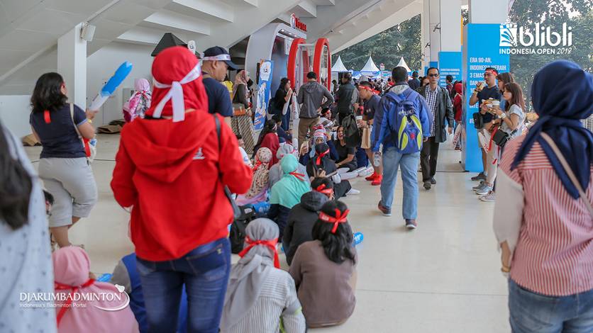 Para Penonton Sedang Menunggu Pertandingan di Mulai