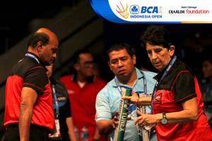 Tim referee BWF saat memeriksa persiapan pertandigan.