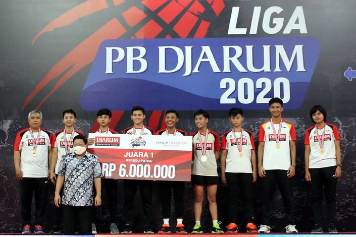 Sesi foto bersama para peraih gelar juara 1 kategori beregu putra Liga PB Djarum 2020 dengan Program Director Bakti Olahraga Djarum Foundation Yoppy Rosimin, usai penyerahan medali dan hadiah, Rabu (9/12) malam, di GOR Djarum, Jati, Kudus, Jawa Tengah.  Sesi foto bersama para peraih gelar juara 1 kategori beregu putra Liga PB Djarum 2020 dengan Program Director Bakti Olahraga Djarum Foundation Yoppy Rosimin, usai penyerahan medali dan hadiah, Rabu (9/12) malam, di GOR Djarum, Jati, Kudus, Jawa Tengah.