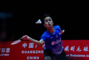 Anthony Sinisuka Ginting (Indonesia) bersiap menyambut pengembalian.