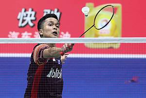 Anthony Sinisuka Ginting (Indonesia) mengembalikan shuttlecock.