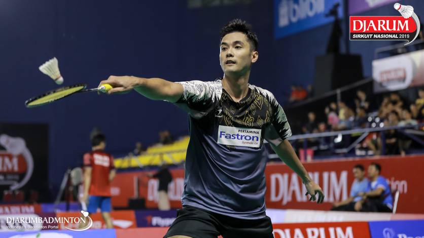 Riyanto Subagja (PB Pertamina Fastron) mengembalikan shuttlecock. Riyanto Subagja (PB Pertamina Fastron) mengembalikan shuttlecock.