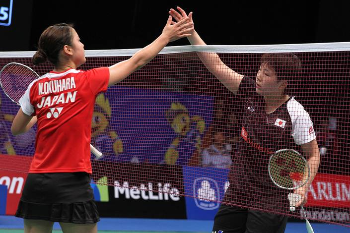 Akane Yamaguchi bersalaman dengan Nozomi Okuhara