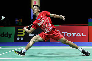 Anthony Sinisuka Ginting (Indonesia) berusaha menggapai pengembalian.