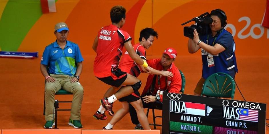 Tontowi Ahmad/Liliyana Natsir Menghampiri Richard Mainaky