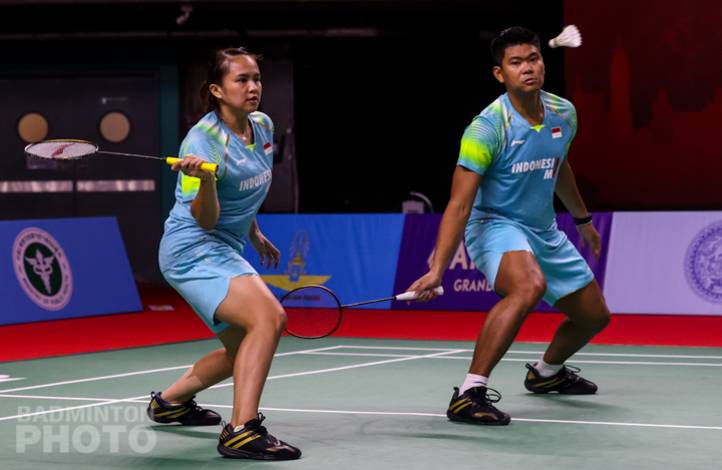 Ganda campuran Indonesia, Praveen Jordan/Melati Daeva Oktavianti bersiap menghadang pengembalian. (Copyright: Badmintonphoto | Courtesy of BWF) Ganda campuran Indonesia, Praveen Jordan/Melati Daeva Oktavianti bersiap menghadang pengembalian. (Copyright: Badmintonphoto | Courtesy of BWF)