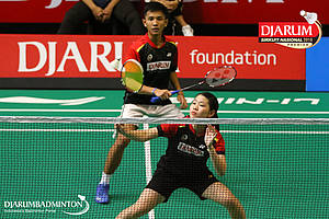 M. Lucky Andres Apriyanda/Helena Ayu Puspitasari (PB Djarum Kudus) menghadang pengembalian.