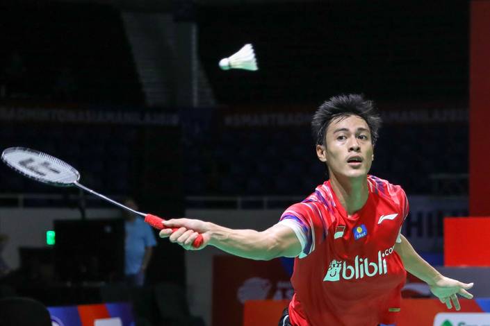 Shesar Hiren Rhustavito (Indonesia) bersiap menggapai pengembalian. Shesar Hiren Rhustavito (Indonesia) bersiap menggapai pengembalian.