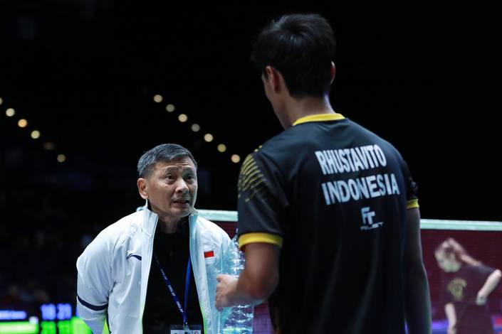 Hendry Saputra (kiri) saat memberikan arahan kepada Shesar Hiren Rhustavito.