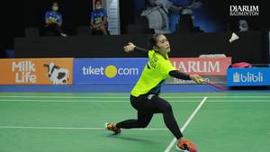 Choirunnisa (tim Banteng) menyambut pengembalian.