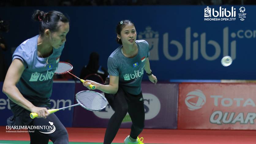 Rizki Amelia Pradipta/Della Destiara Haris (Indonesia) menghadang serangan. Rizki Amelia Pradipta/Della Destiara Haris (Indonesia) menghadang serangan.