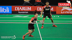 M. Lucky Andres Apriyanda/Helena Ayu Puspitasari (PB Djarum Kudus) bersiap menyambut pengembalian.