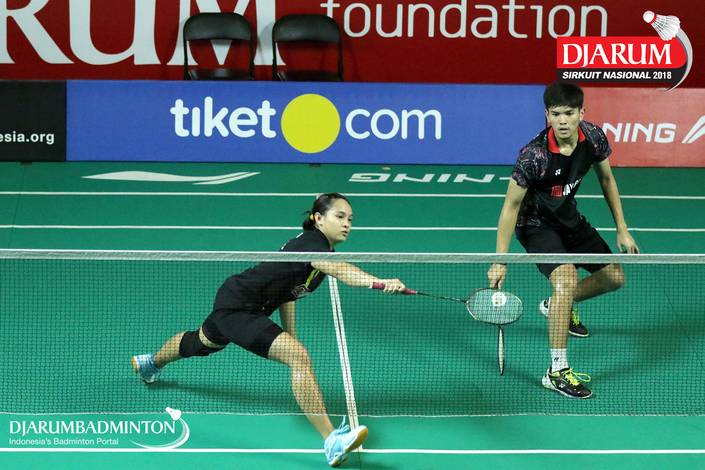 Adnan Maulana/Masita Mahmudin (Jaya Raya Jakarta) mengembalikan shuttlecock. Adnan Maulana/Masita Mahmudin (Jaya Raya Jakarta) mengembalikan shuttlecock.