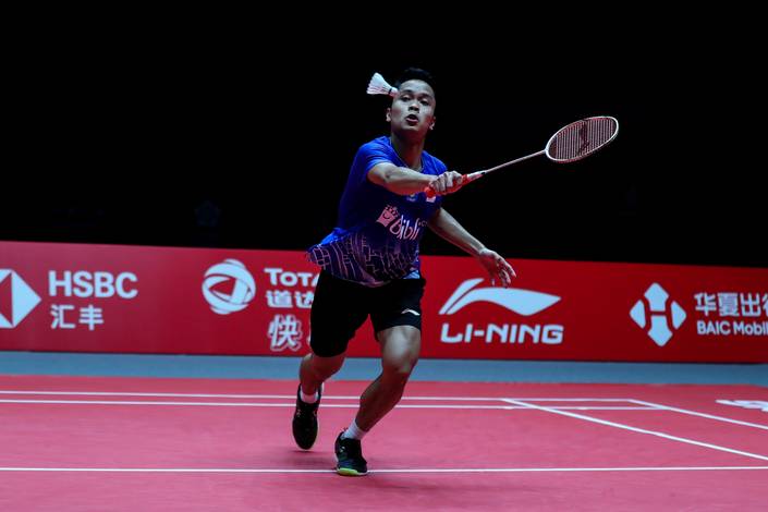 Anthony Sinisuka Ginting (Indonesia) bersiap menyambut pengembalian. Anthony Sinisuka Ginting (Indonesia) bersiap menyambut pengembalian.