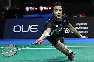 Anthony Sinisuka Ginting (Indonesia) berusaha menghadang serangan.