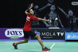 Saifi Rizka Nur Hidayah mengembalikan shuttlecock.