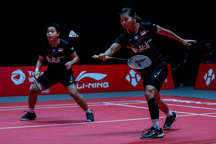 Ganda putri Indonesia, Greysia Polii/Apriyani Rahayu bersiap menghadang serangan. Ganda putri Indonesia, Greysia Polii/Apriyani Rahayu bersiap menghadang serangan.