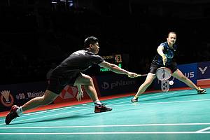 Praveen Jordan/Melati Daeva Oktavianti berusaha menghadang serangan.