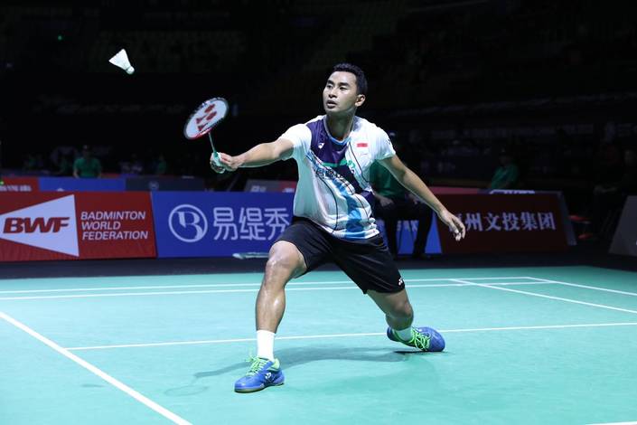 Tommy Sugiarto (Indonesia) menyambut pengembalian. Tommy Sugiarto (Indonesia) menyambut pengembalian.