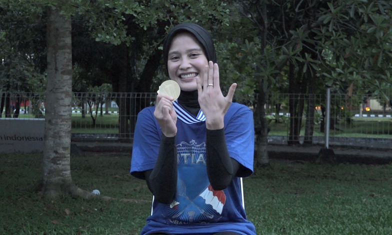 Hanna Ramadini (PB Mutiara Cardinal) memamerkan medali juara dan cincin tunangannya. Hanna Ramadini (PB Mutiara Cardinal) memamerkan medali juara dan cincin tunangannya.
