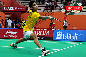 Muhammad Febriansyah (PB Jaya Raya) mengembalikan shuttlecock.