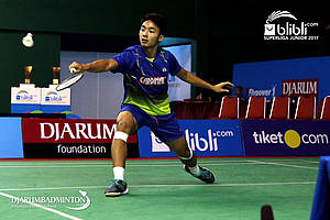 Mochamad Rehan Diaz (Mutiara Cardinal) mengembalikan shuttlecock.