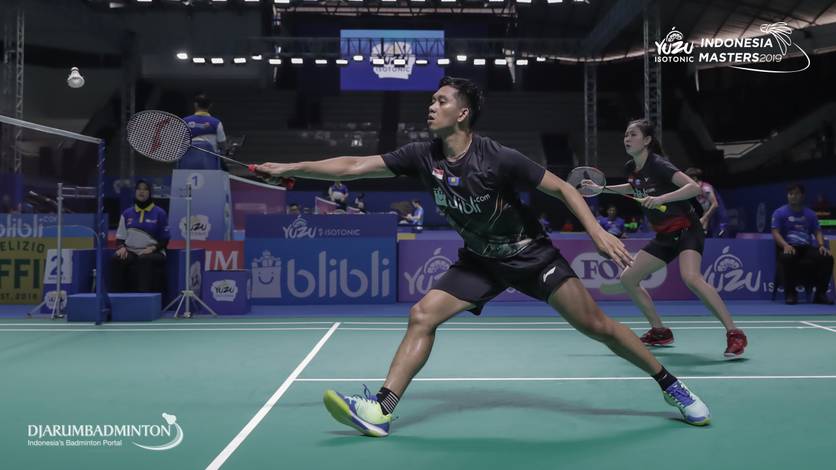 Alfian Eko Prasetya/Angelica Wiratama (Indonesia) mengembalikan shuttlecock Alfian Eko Prasetya/Angelica Wiratama (Indonesia) mengembalikan shuttlecock