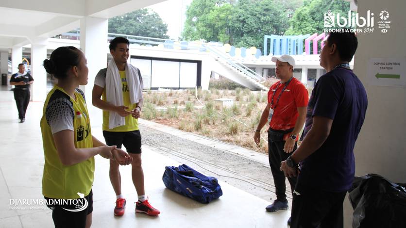 Richard Mainaky (dua dari kanan) saat memberikan arahan kepada Tontowi Ahmad. Richard Mainaky (dua dari kanan) saat memberikan arahan kepada Tontowi Ahmad.