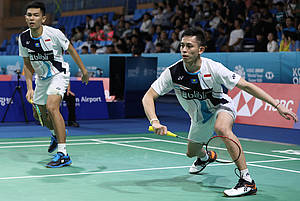 Fajar Alfian/Muhammad Rian Ardianto (Indonesia) bersiap menghadang serangan.