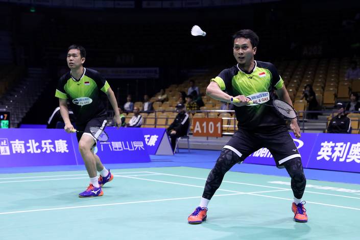 Hendra Setiawan/Mohammad Ahsan (Indonesia) bersiap menghadang pengembalian. Hendra Setiawan/Mohammad Ahsan (Indonesia) bersiap menghadang pengembalian.