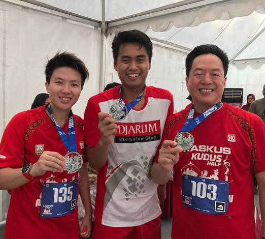Tontowi Ahmad/Liliyana Natsir Berfoto Bersama Victor R. Hartono Usai Mengikuti KASKUS Kudus Half Marathon 2017.
