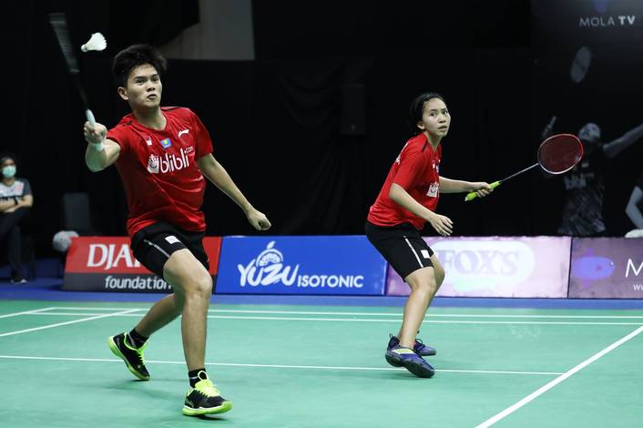 Adnan Maulana/Mychelle Crhystine Bandaso menghadang pengembalian. Adnan Maulana/Mychelle Crhystine Bandaso menghadang pengembalian.